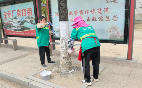 市园林绿化管理所为行道树“添新装”PG电子(图1)