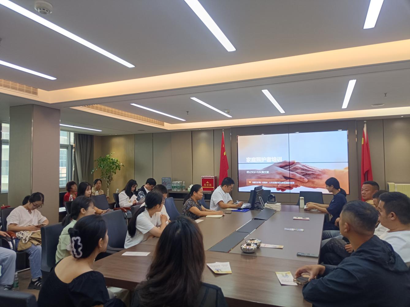 天门市民政局开展全市老年人家庭照护者培训(图1)